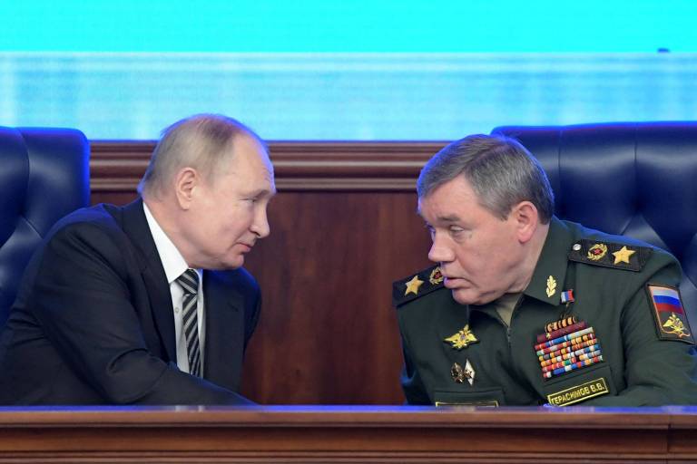 Putin fala com o general Valeri Gerasimov, chefe do Estado-Maior das Forças Armadas da Rússia, em Moscou  