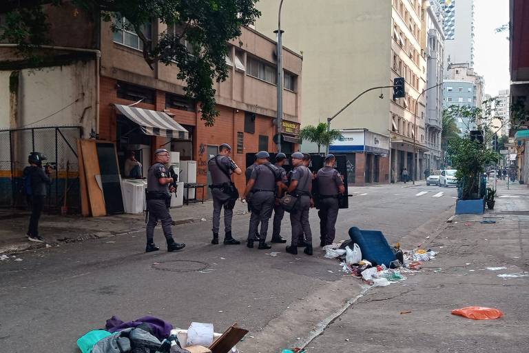 Equipes da Polícia Militar dispersam usuários de drogas na cracolândia