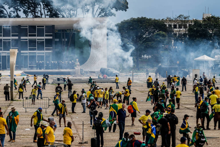 Imagem colorida mostra pessoas vestidas em sua maioria de verde e amarelo durante ataque ao Congresso Nacional