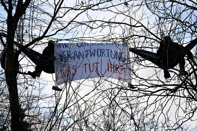 Ambientalistas sobem em árvores e se penduram em cabos para escapar da polícia em ato na Alemanha