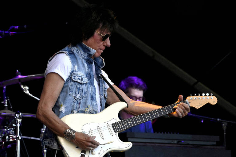 O guitarrista Jeff Beck tocando em show com o ator Johnny Depp no Helsinki Blues Festival, na Finlândia, este ano