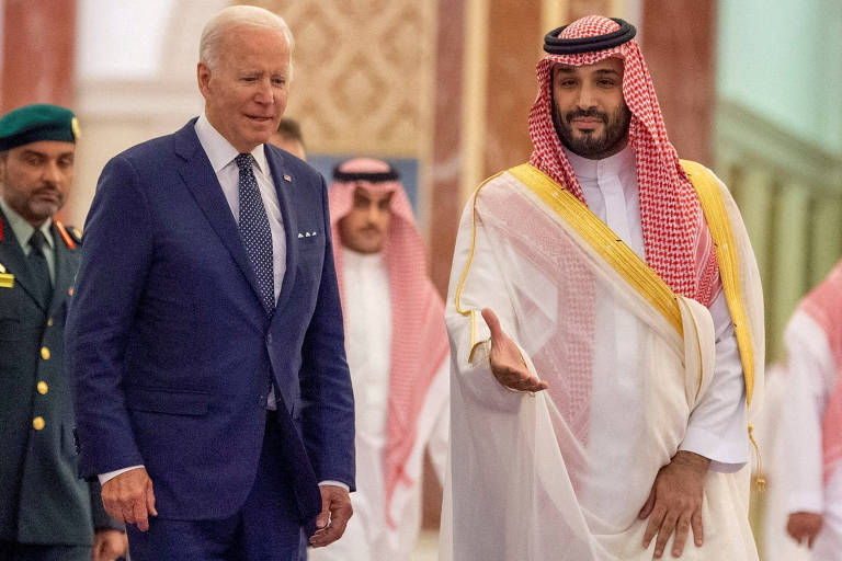O presidente dos EUA, Joe Biden, ao lado do príncipe saudita Mohammed bin Salman, em Jidá