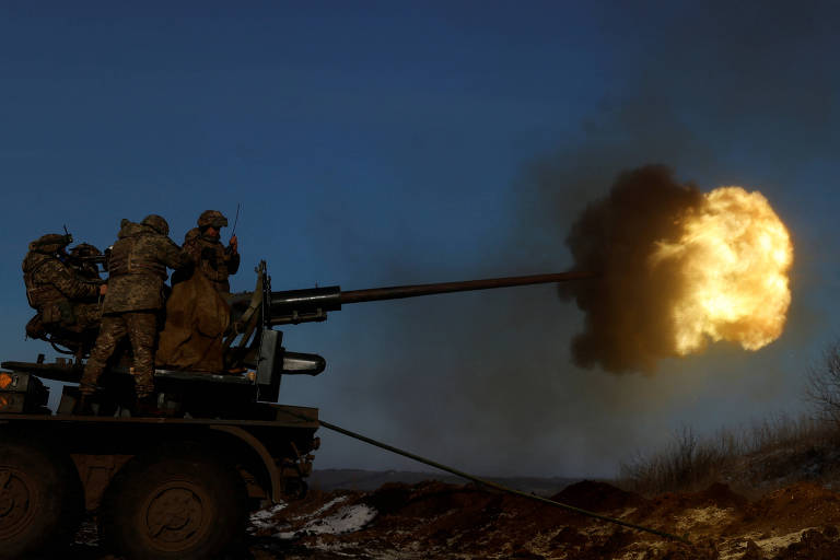 Soldados ucranianos fazem disparo de sistema de defesa aérea em Bakhmut, no leste do país