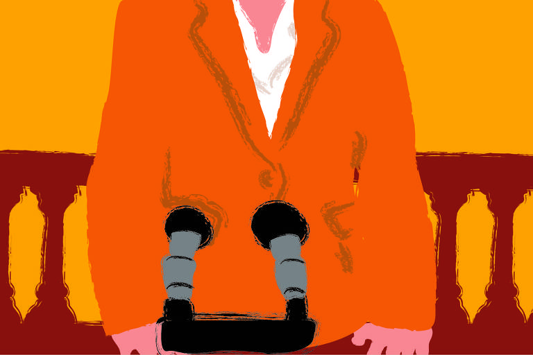 Na ilustração de fundo amarelo, está uma figura feminina, com um casaco alaranjado. Ela está em um espaço de tribunal, diante de dois microfones. 