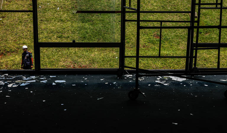 Funcionários arrumam vidros quebrados no salão azul