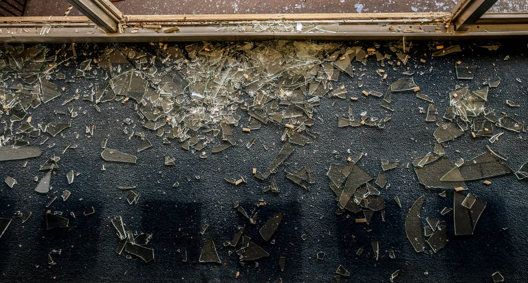 Funcionários arrumam vidros quebrados no Salão Azul, do Senado Federal 