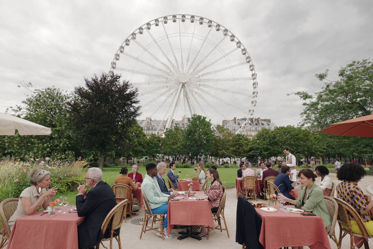 Cena da terceira série de 'Emily em Paris' gravada nos Jardins de Tuileries