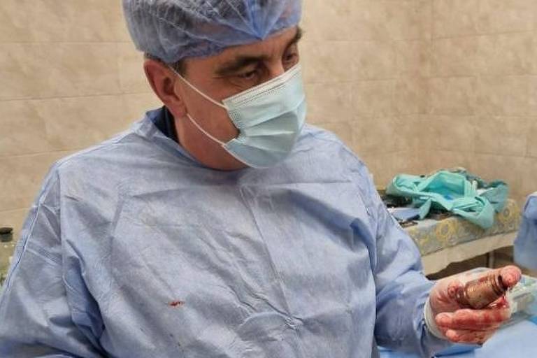 Cirurgião Andriy Verba examina granada após operação