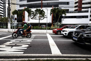 Espaço para motociclistas aguardarem a abertura de sinal na avenida Beira Mar