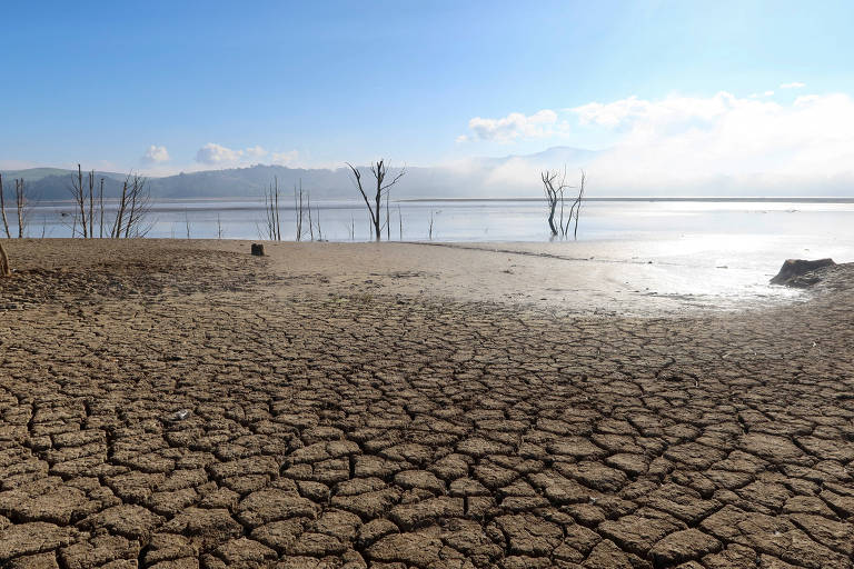 Terra seca à beira de uma barragem em um dia de sol forte