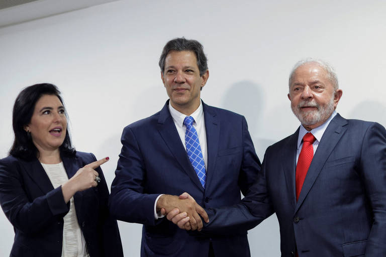 A ministra do Planejamento, Simone Tebet, ao lado de Fernando Haddad (Fazenda) e o presidente Lula