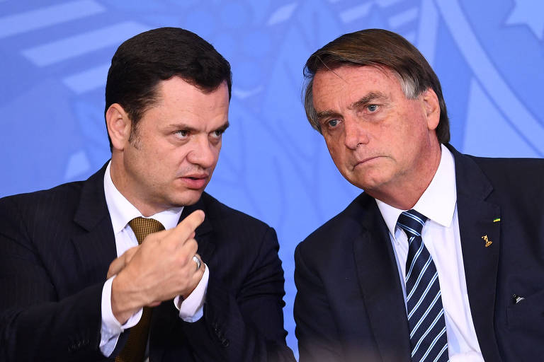Ex-ministro da Justiça Anderson Torres ao lado do ex-presidente Jair Bolsonaro (PL)
