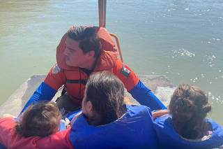 Agents of the Mexican immigrant welfare agency Grupo Beta rescue Salvadoran minors found on an islet on the Rio Bravo, in Piedras Negras