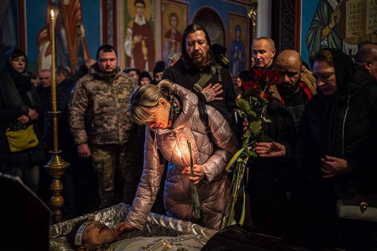 Parentes e amigos no funeral do soldado ucraniano Denis Gauchko, morto em Bakhmut, em igreja de Kiev