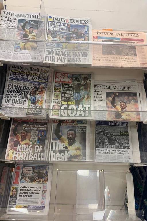 Mostruário de banca de jornais inglesa tem Pelé em todas as primeiras páginas