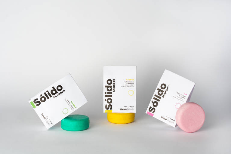 Produtos capilares da Simple Organic; em barra, os produtos não precisam ser embalados em plástico