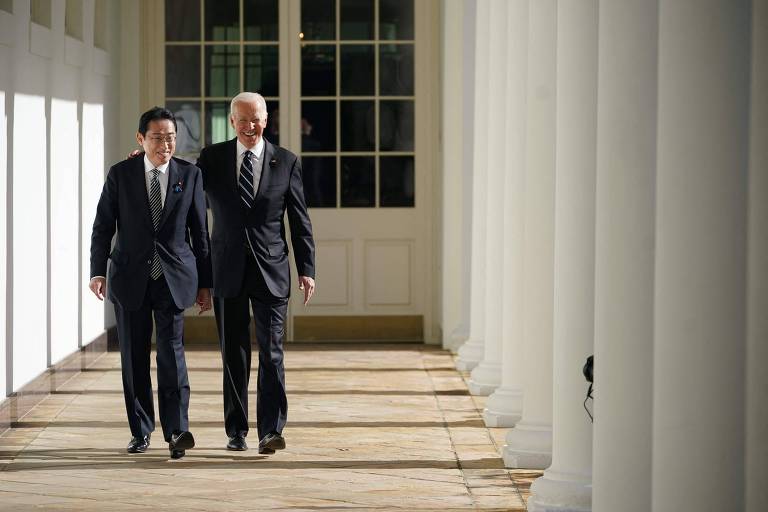 O presidente dos EUA, Joe Biden, à dir., e o premiê do Japão, Fumio Kishida, caminham pela Casa Branca, em Washington