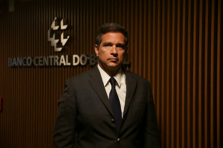 Meta de inflação é o valor mínimo ou máximo que a inflação pode chegar num determinado período. No sistema adotado no Brasil, é fixada uma meta de inflação para o ano, com uma banda de tolerância que prevê um valor superior (teto) e um inferior (piso) em relação ao valor fixado (centro da meta).