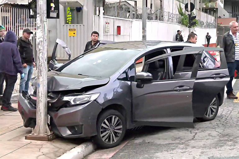 Carro em que estavam suspeitos baleados e mortos em suposta troca de tiros com a Rota, na rua da Consolação, centro de São Paulo
