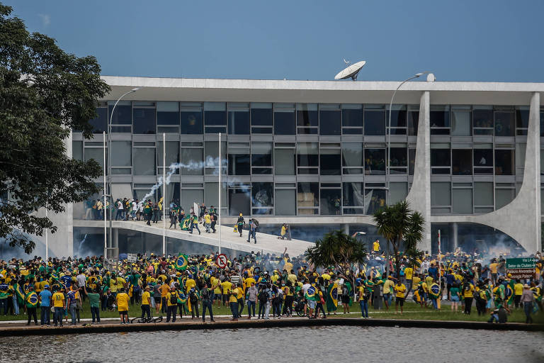 Golpistas invadem a praça dos Três Poderes, em Brasília e depredam os prédios do Palácio do Planalto, na foto, além do Congresso Nacional e do STF (Supremo Tribunal Federal)