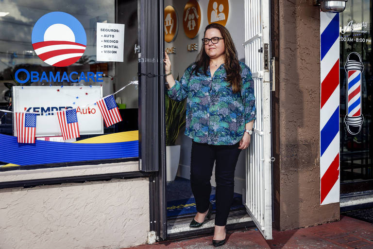 A corretora Lídice Hernández em loja de seguros com logotipo do Obamacare, em Miami