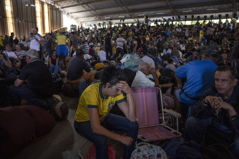 Apoiadores do ex-presidente Jair Bolsonaro detidos após atos golpistas contra os três Poderes em Brasília 