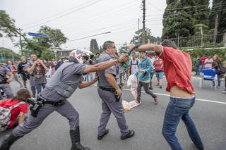 Policiais e alunos entram em confronto durante protesto