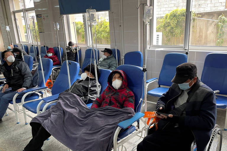 Pacientes recebem tratamento por gotejamento intravenoso em um hospital de Tonglu, na China, em meio ao surto de Covid-19 no país