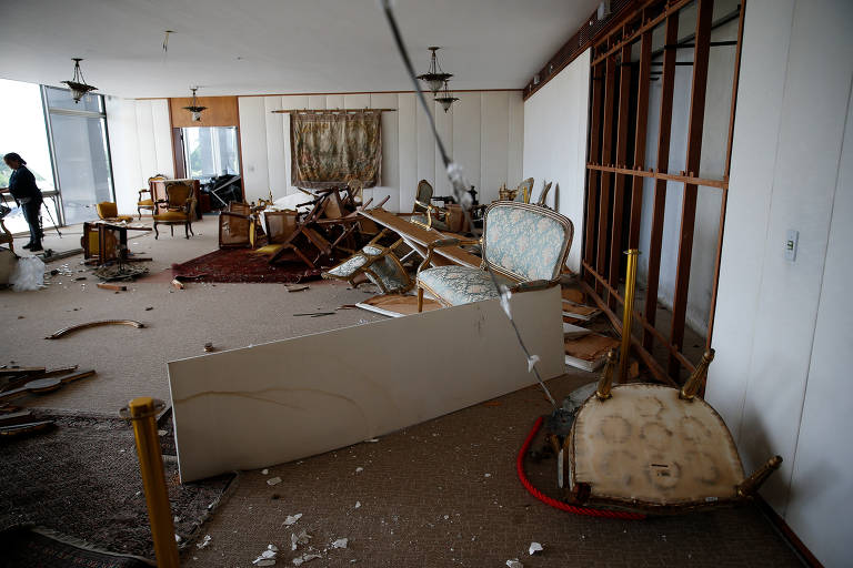 O salão nobre do STF, onde ficavam várias peças antigas e obras de arte, completamente devastado pela ação criminosa