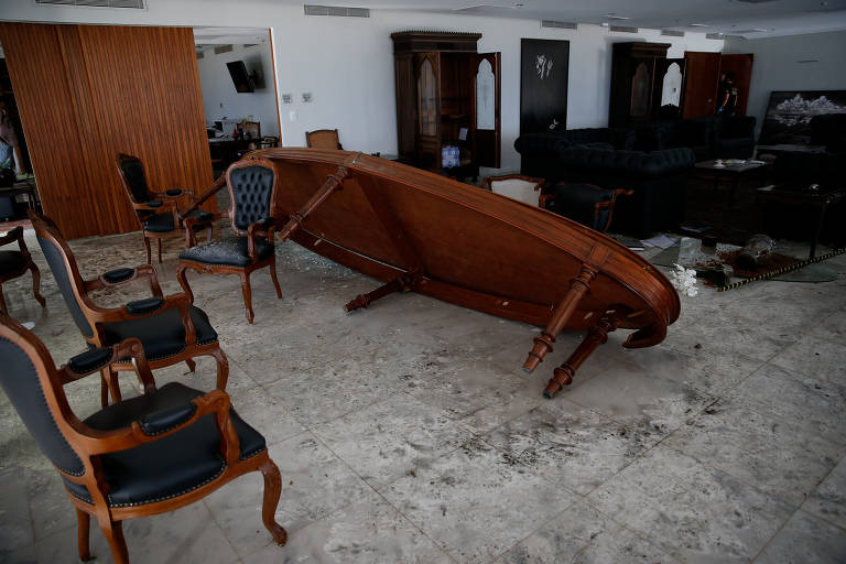 Peritos da polícia federal buscam impressões digitais no gabinete da presidência do STF 