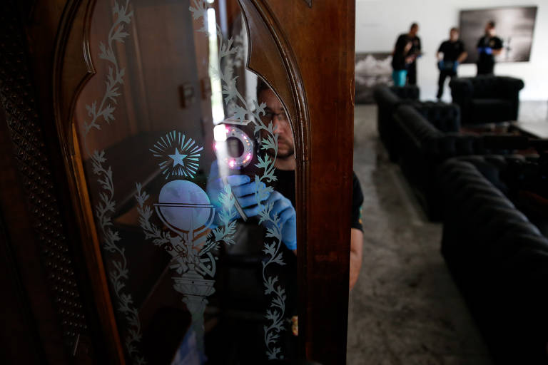 Peritos da polícia federal buscam impressões digitais no gabinete da presidência do STF 