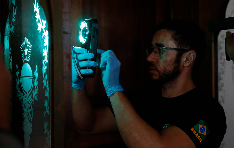 Perito da polícia federal busca impressões digitais no gabinete da presidência do STF 