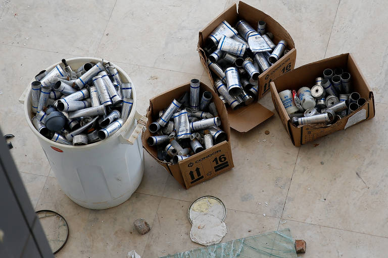Cápsulas de bombas de gás lacrimogêneo usadas pela Polícia durante confronto com os golpistas