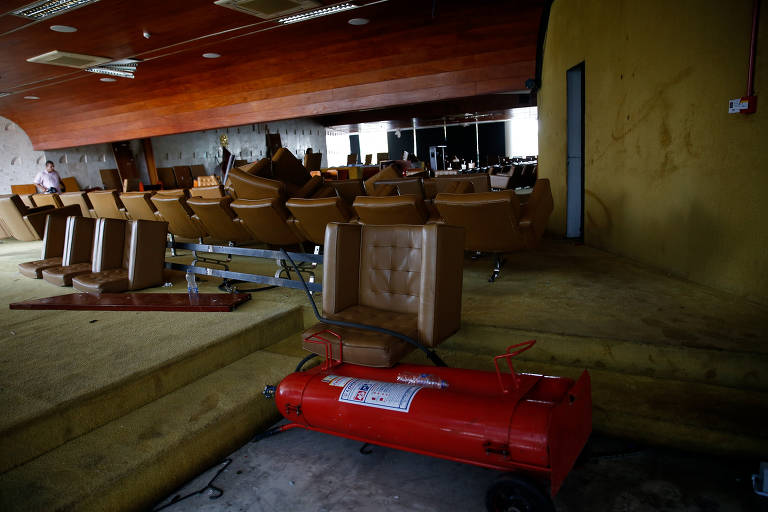 Cenário de destruição no plenário da corte