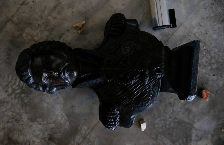 Uma das peças vandalizada pelos golpistas no hall dos bustos