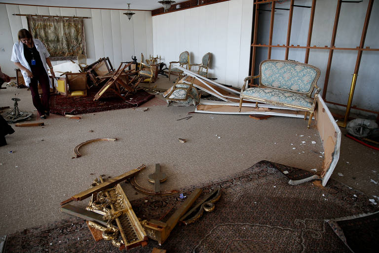 Perito observa a situação do salão nobre, local destinado a receber presidentes, reis, rainhas, primeiros-ministros, imperadores e embaixadores em visita oficial ao STF