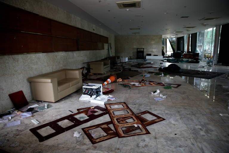 Estado do salão branco após os ataques. O local é destinado a solenidades do Tribunal, como os cumprimentos a ministros empossados ou homenageados