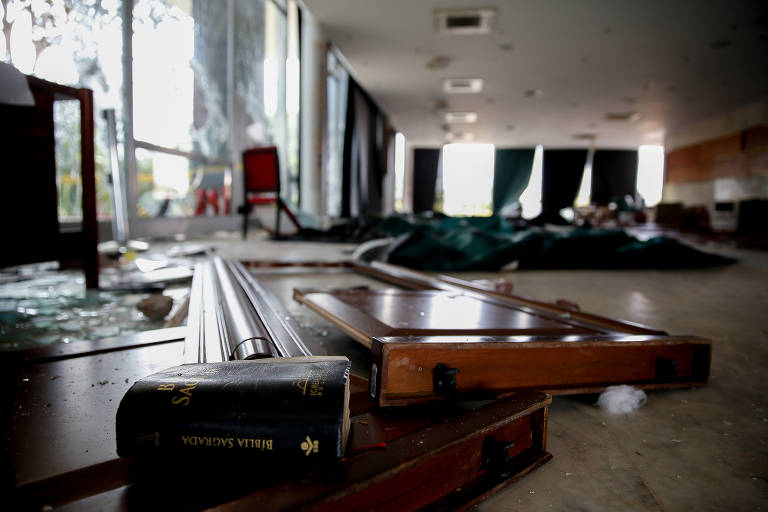 Devastação que tomou conta do salão branco,  local destinado a solenidades do Tribunal, como os cumprimentos a ministros empossados ou homenageados