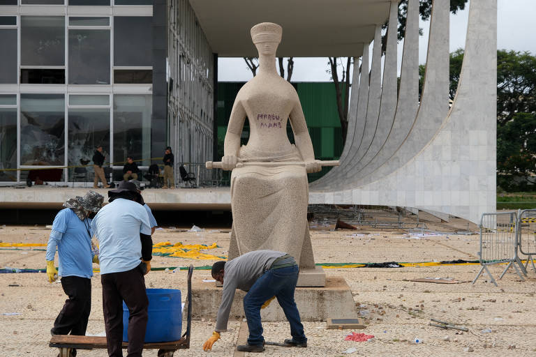Vandalizada pelos golpistas, a Estátua da Justiça, foi inspirada nas deusas grega Têmis e romana Iustitia 