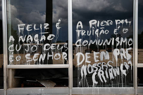 BRASÍLIA, DF, 11.01.2023 - Painéis de vidro na fachada do STF (Supremo Tribunal Federal) vandalizados com bordões usados por bolsonaristas como: 'Feliz a Nação cujo Deus é o senhor