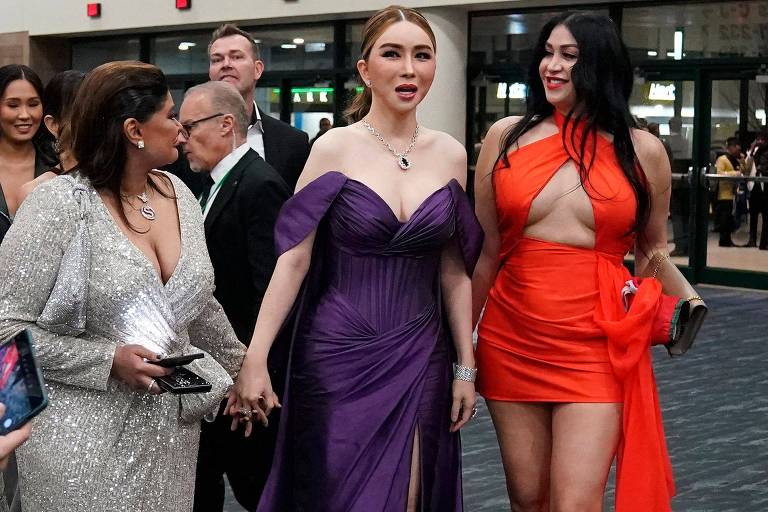 Anne Jakrajutatip (ao centro, de roxo) chega ao centro de convenções de Nova Orleans (EUA), para ver a final do Miss Universo 2022