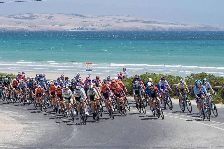 Ciclistas participam de tour feminino em praia da Austrália; veja fotos de hoje