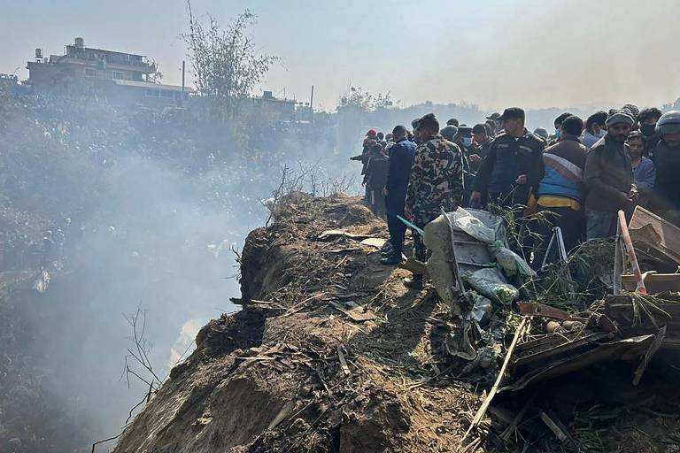 Avião com 72 pessoas a bordo cai no Nepal; ao menos 68 morreram