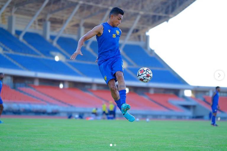 Usando uniforme azul, Tiago Azulão domina a bola em treino do Petro de Luanda (Angola)