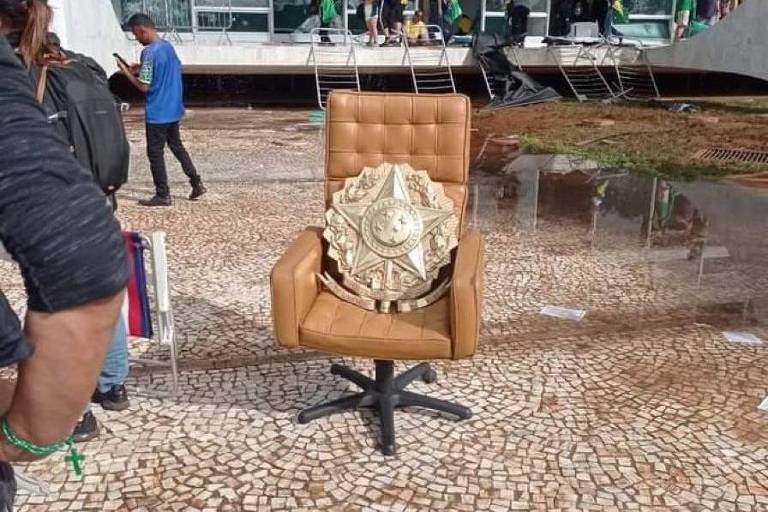 Brasão do Supremo Tribunal Federal arrancado em depredação de golpistas em invasão em Brasília; cadeira também foi retirada do STF e é do arquiteto e designer Jorge Zalszupin