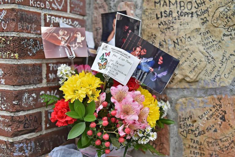 Fãs prestam homenagem, deixam flores e mensagens de carinho para Lisa Marie Presley, filha de Elvis, que morreu na quinta-feira (12)