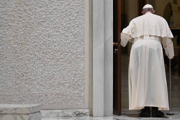 Morte de Bento 16 deixa conservadorismo da Igreja Católica sem rumo certo