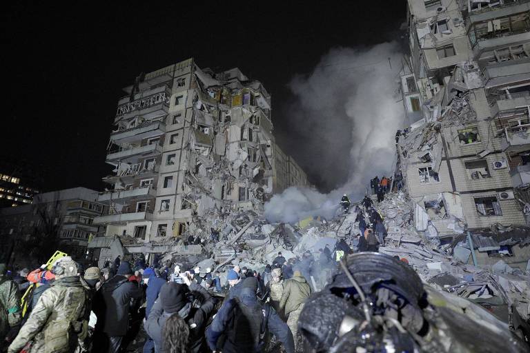 Socorristas procuram sobreviventes nos escombros