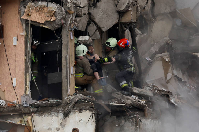 Ucrânia acusa Rússia de ataque a prédio residencial 