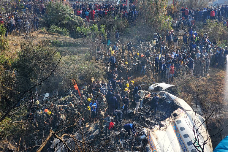 Destroços de avião que caiu no Nepal com 72 pessoas a bordo 